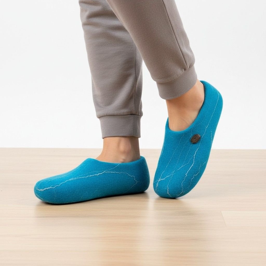 melsvos veltos šlepetės ant moters kojų