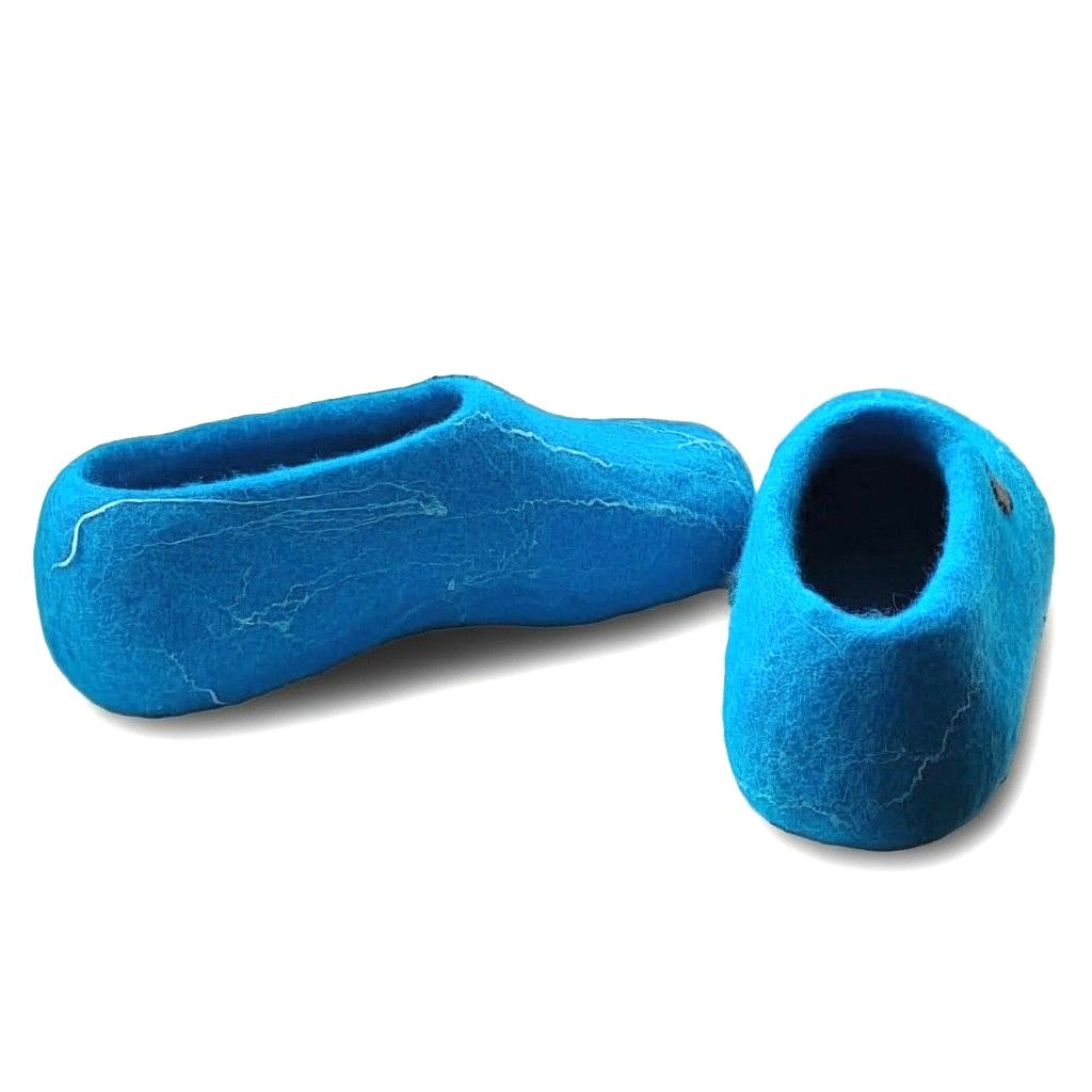 melsvų veltų šlepečių vidinė dalis iš arti