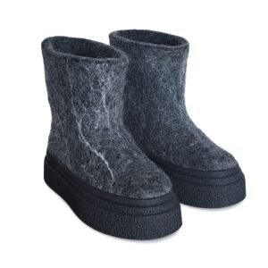 Storapadžių veltų aulinių batų por su tamsia platforma, izoliuotos baltame fone