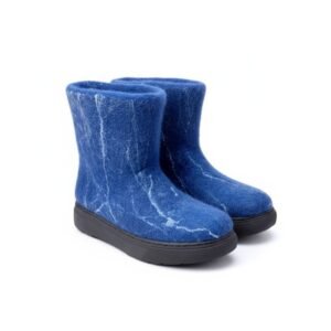 Mėlyni veltiniai batai poroje, rankų darbo natūralios avies vilnos avalynė