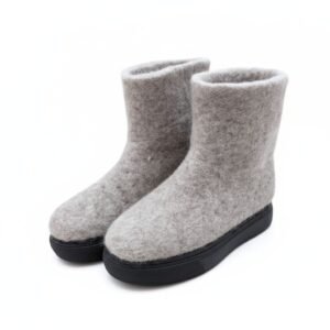 Šviesūs veltiniai batai su guminiais padais, pagrindinis produkto vaizdas iš priekio, baltame fone