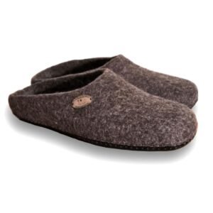 Veltos šlepetės žemu kulnu iš natūralios vilnos, šoninis vaizdas